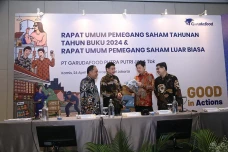 Menggeliat di Tengah...
