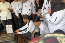 Bimbim Slank Tegar Makamkan...