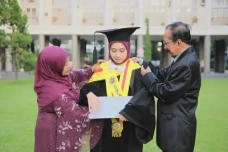 Kisah Dewi Agustiningsih,...