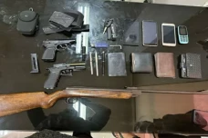 Pengacara Bawa Pistol...