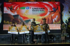 Nasabah Bank Jatim Bawa...