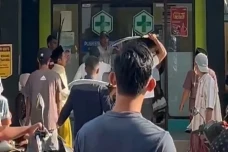 Viral, Warga Bawa Senjata...