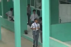 Viral Guru Biologi di...