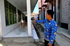 Pria Ngaku Guru Pereteli...