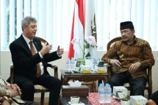 Terima Kunjungan Dubes...