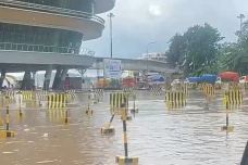 Banjir Terjang Pelabuhan...