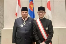 Airlangga Terima Bintang...