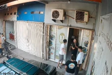 Salon Jadi Medan Perang...