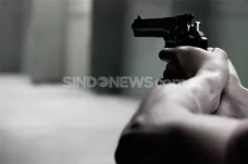 Pria Acungkan Pistol...