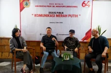 Mengelola Komunikasi...