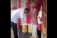 Jokowi Kunjungi Rumah...