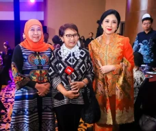 Gubernur Khofifah Terima...