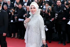 Syahrini Tampil Glamor...