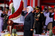 Gubernur Khofifah Pimpin...