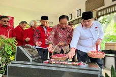Peringati HUT ke-65,...
