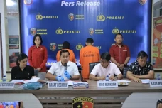Edan! Suami-Istri di...