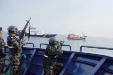 2 Kapal Vietnam Lakukan...