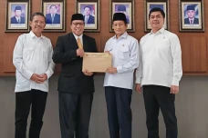 Kemensesneg Serahkan...