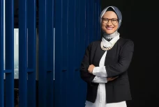 Profil Dian Siswarini,...