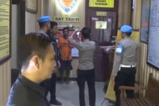 Petugas Palang Pintu...