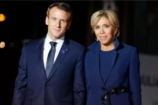 7 Gaya Brigitte Macron,...