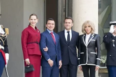 Kisah Cinta Macron dan...