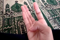 Berzikir dengan Jari-jemari...