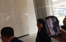 Berpakaian Serba Hitam,...