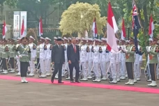 Menhan Gelar Pertemuan...