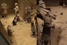 Turis Masuk China Tanpa...