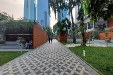 Bukan Cuma Gedung Tinggi,...