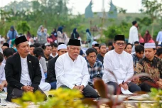 Bahagianya Pak Bas Salat...