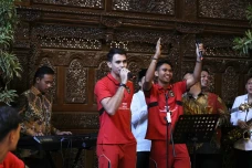 Momen Nadeo dan Marselino...