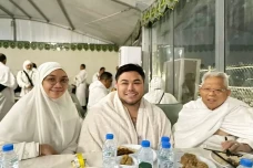 Momen Ivan Gunawan Naik...