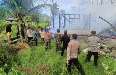 Ditinggal Berobat, Rumah...
