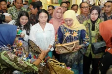 Jurus Khofifah Genjot...