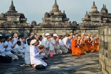 Ratusan Umat Buddha...