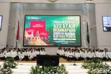 2.569 Umat Buddha di...
