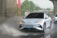 Tsunami Mobil Listrik...