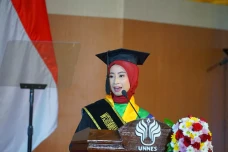 Cerita Novia, Wisudawan...
