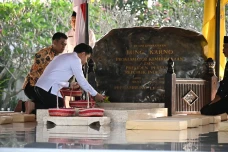 Gibran Didampingi Khofifah...
