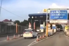 Viral Mobil 2 Kali Terobos...