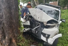 Mobil Kades Oleng Tabrak...