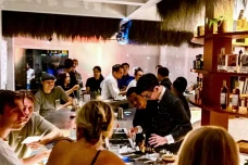 Kolaborasi Dua Bar Ikonik...