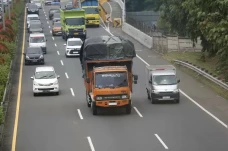 Akibat Ugal-ugalan Truk...