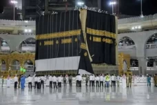 Arab Saudi Ganti Kiswah,...