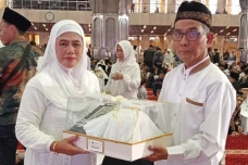 Usia Tak Halangi Cinta,...