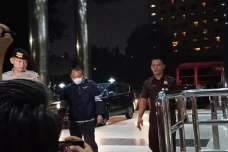 Ungkap Identitas Enam...