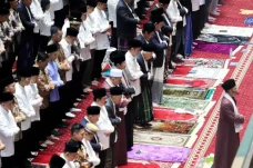 Apakah Sah Mendirikan...
