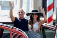 Jadi Istri Jeff Bezos,...